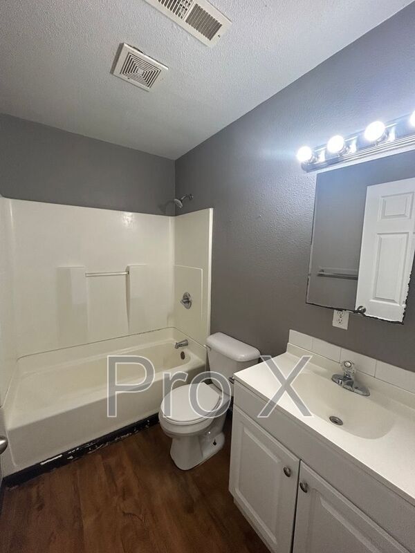 Building Photo - 405 Park St