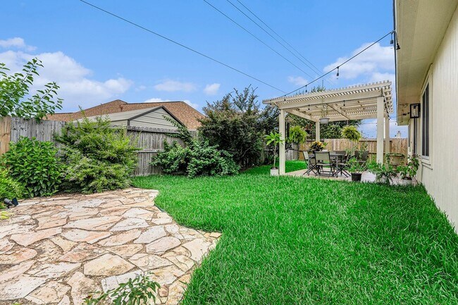 Building Photo - 618 Bay Oaks Dr