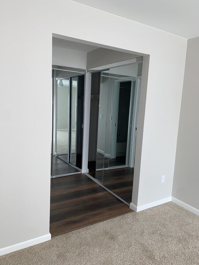 Building Photo - BEAUTIFUL 2 BED CONDO IN HEART OF LIVONIA