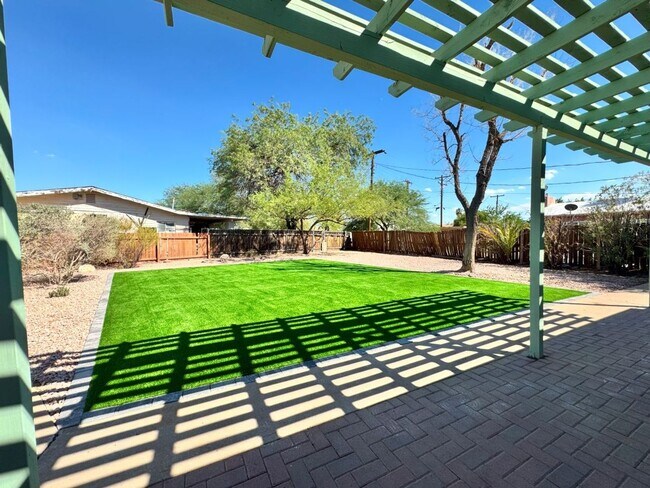 Building Photo - South Scottsdale huge corner lot 3 bedroom...