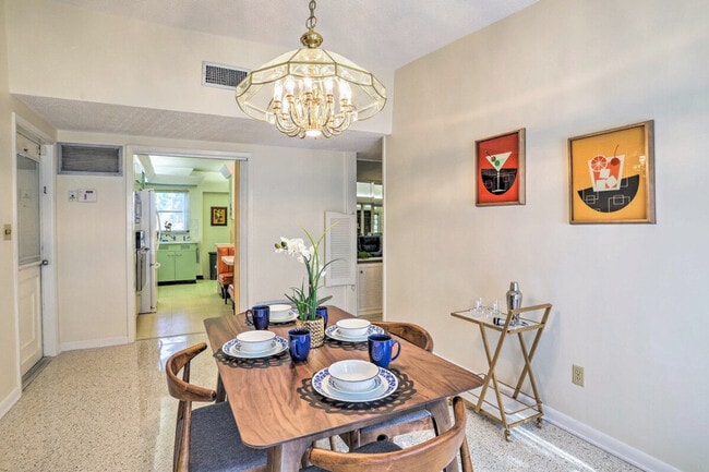 Building Photo - 1412 Country Club Rd N