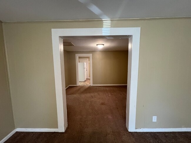 Building Photo - 2 Bedroom 1 Bathroom Home in the West End