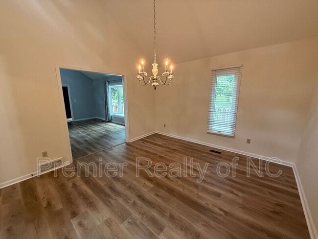 Building Photo - 208 Sonata Dr