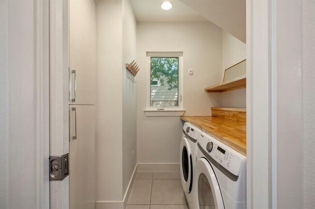 Building Photo - 2812 Oak Springs Dr