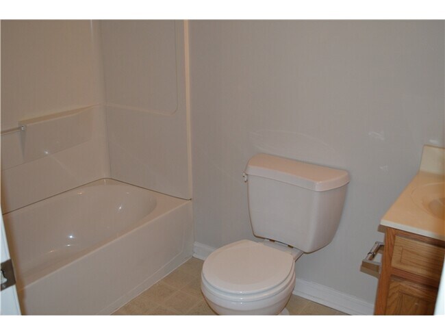 Building Photo - 703 Waters Edge Dr