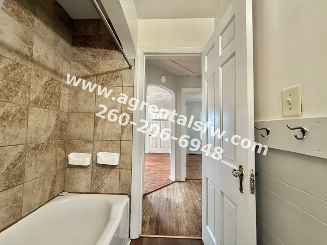 Building Photo - 2 Bedroom House- Section 8 OK!