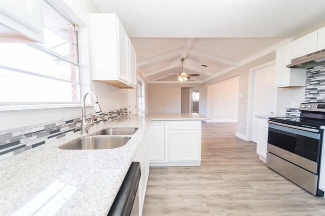 Building Photo - Great 3/2 with a Large Bonus Room