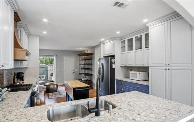 Building Photo - Refined Coastal Living in One of Carlsbad’s Most Exclusive Communities