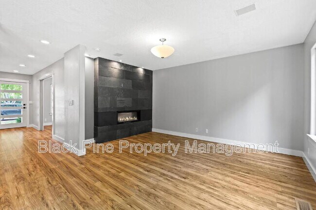 Building Photo - 6018 N Silver Maple Ave