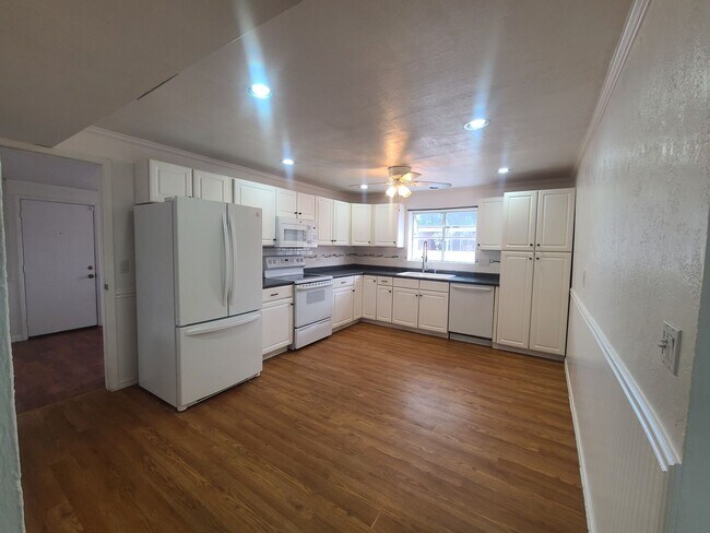 Building Photo - Beautiful 2 bedroom 2 bathroom home!