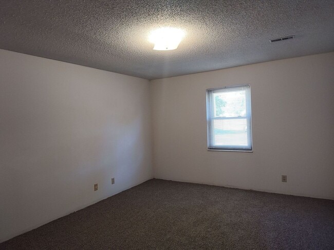 Building Photo - 522 Boxwood Dr