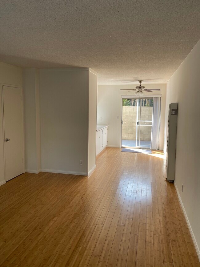 Living/Dining Room - 1511 Yale St