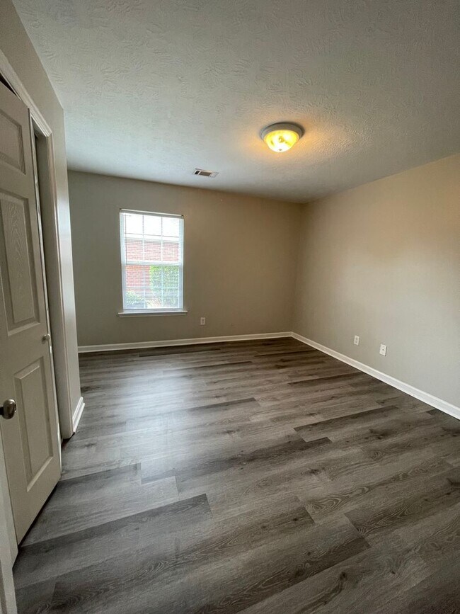 Building Photo - 2068 Lake Forest Dr