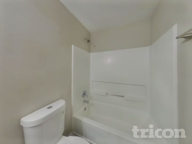 Building Photo - 824 Streamside Dr