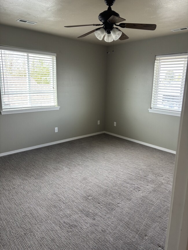 Building Photo - 2075 Mary Dr