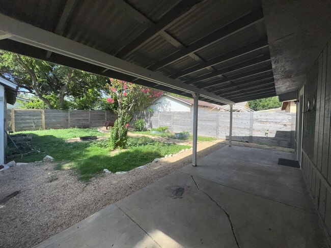 Building Photo - Lovely 3 Bedroom, 2 Bath Bungalow in the H...