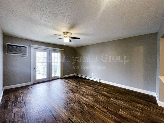 Building Photo - 2402 Marquette Rd