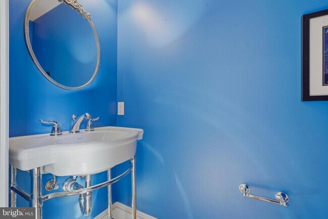 Building Photo - 1002 N St NW