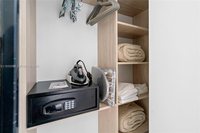 Building Photo - 225 N Miami Ave