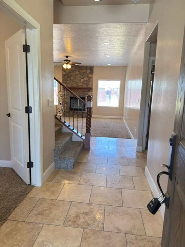 Building Photo - Gorgeous 6 Bedroom Home in Washington!