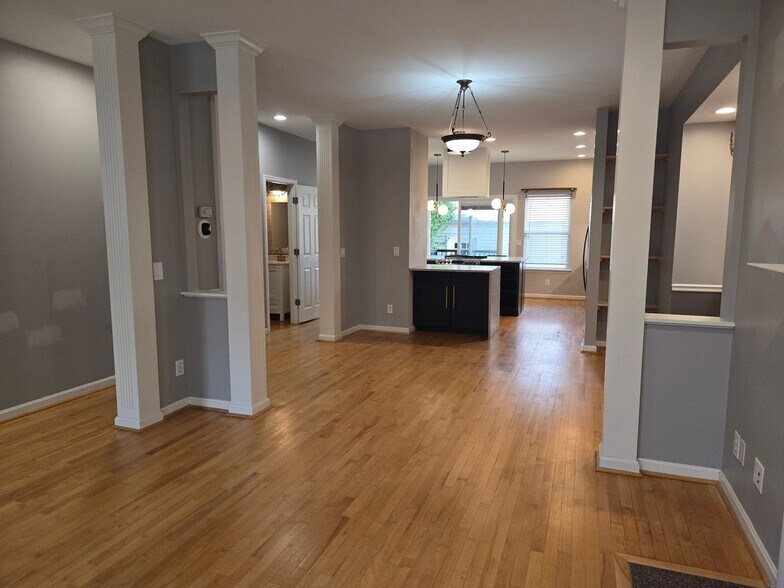 Building Photo - 929 Weninger Cir