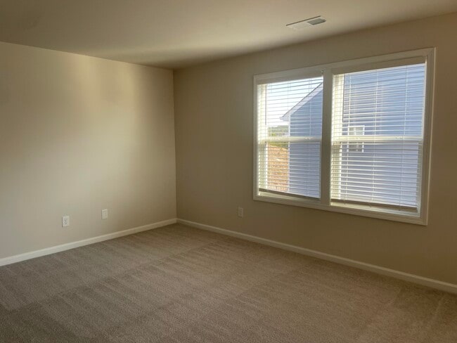 Building Photo - 634 Manitou Cir