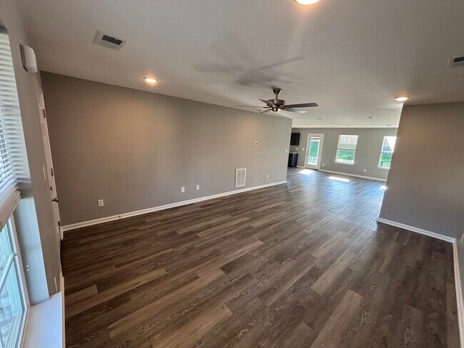 Building Photo - 140 Landry Ln