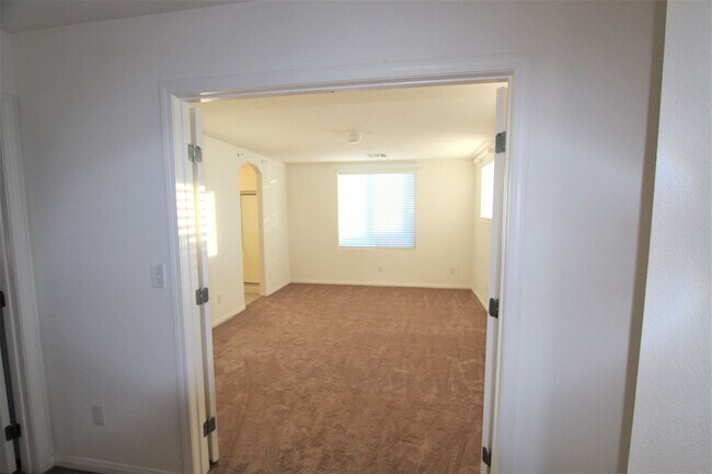 Building Photo - Well maintained home with open floorplan i...