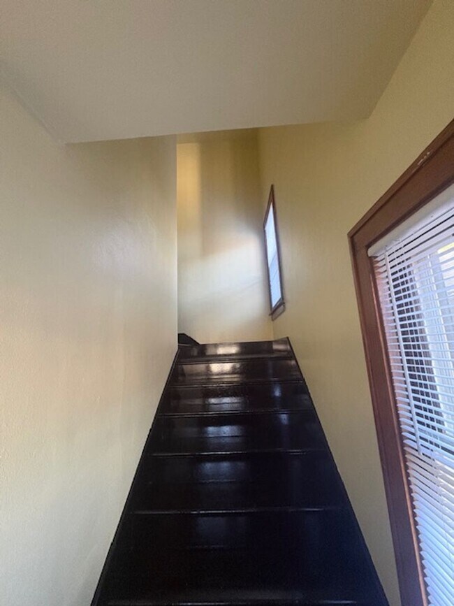 Building Photo - 1208 NE Jefferson Ave