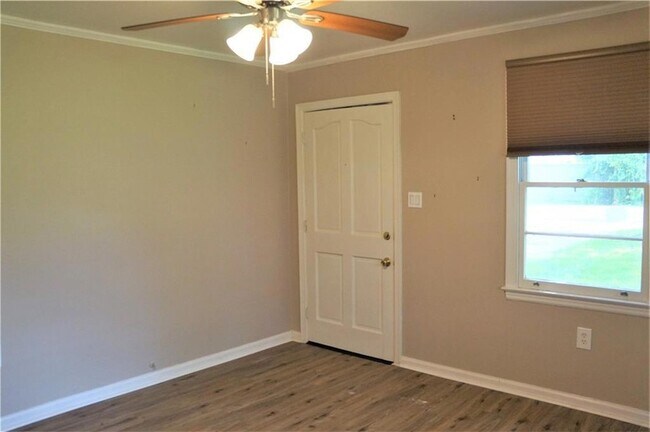 Building Photo - 212 W 20th Ave