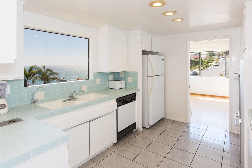 Kitchen - 18109 Coastline Dr
