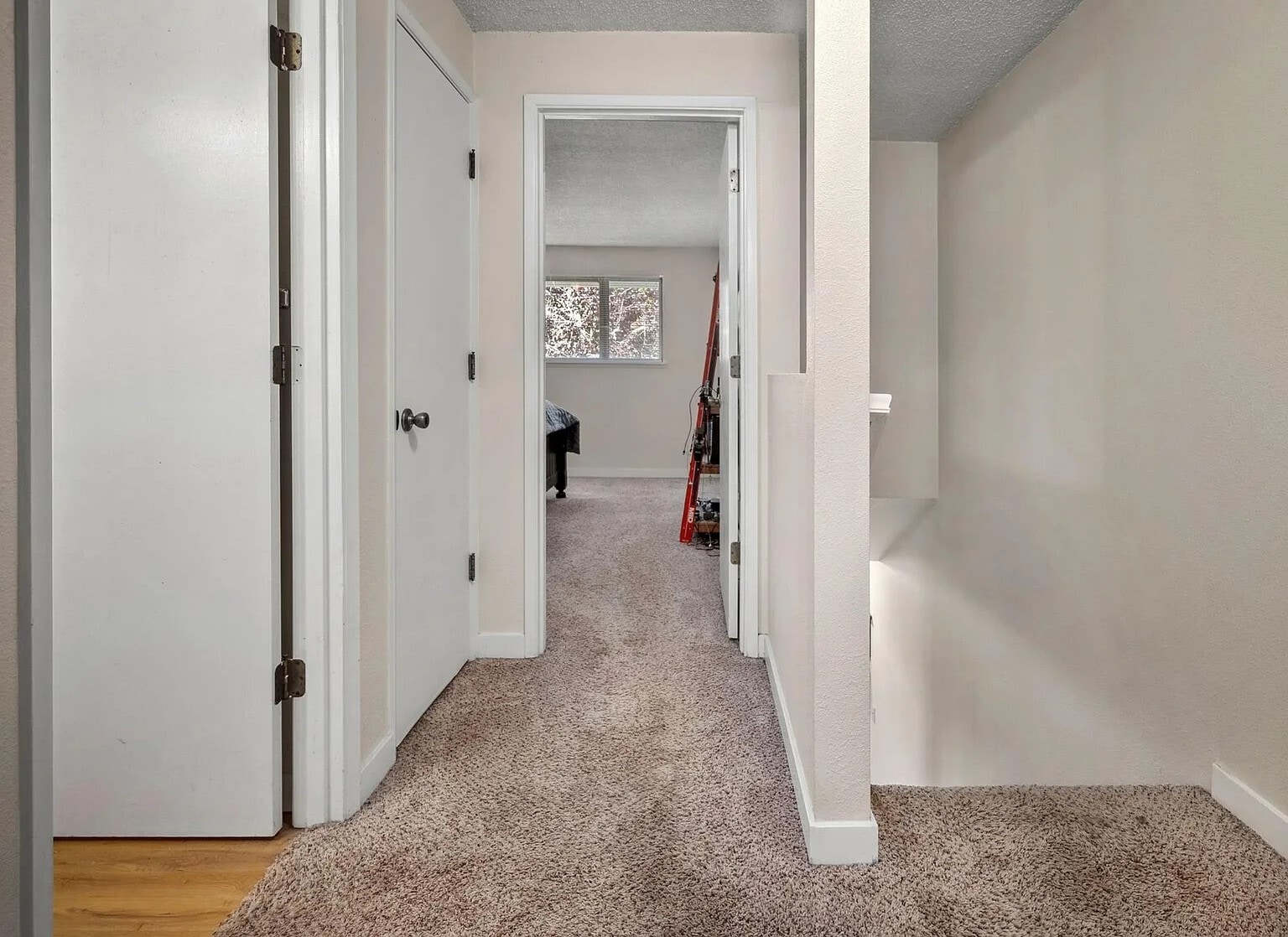 Building Photo - 208 SW Wallula Ave