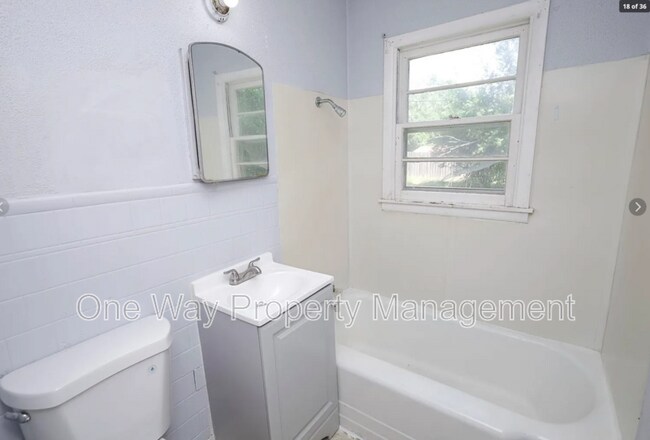 Building Photo - 2620 N Poplar St