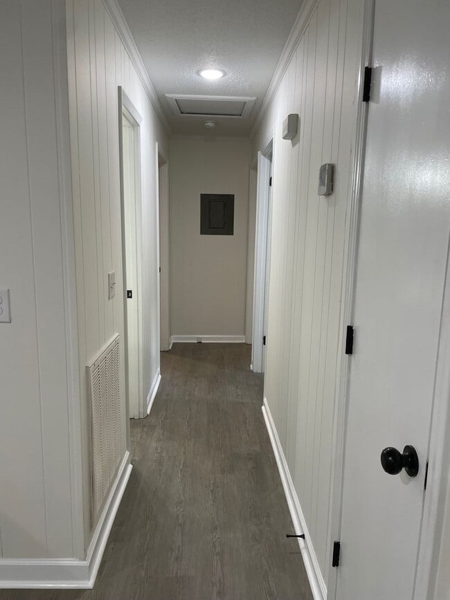 Building Photo - NEWLY RENOVATED 3 BED, 2 BATH BRICK HOME L...
