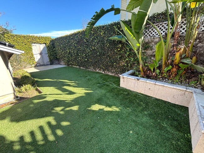 Building Photo - 3 Bedroom pool home available in exclusive Rossmoor neighborhood