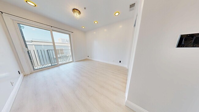 Building Photo - 711 La Playa St
