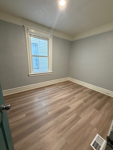 Building Photo - 27 Linden Ave