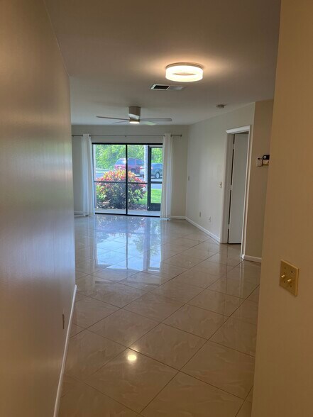 High quality large tile throughout - 1985 NE Collins Cir