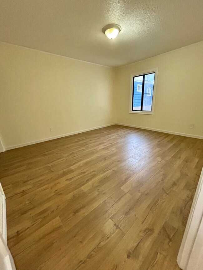 Building Photo - 355 Willits St