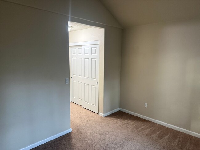Building Photo - 4084 Aden Pl NE