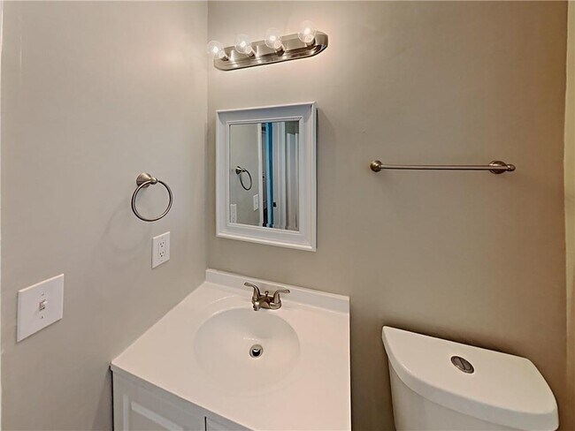 Building Photo - 411 River Point Dr