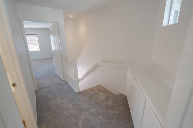 Building Photo - 2 Bedroom Townhome in Santa Clarita!