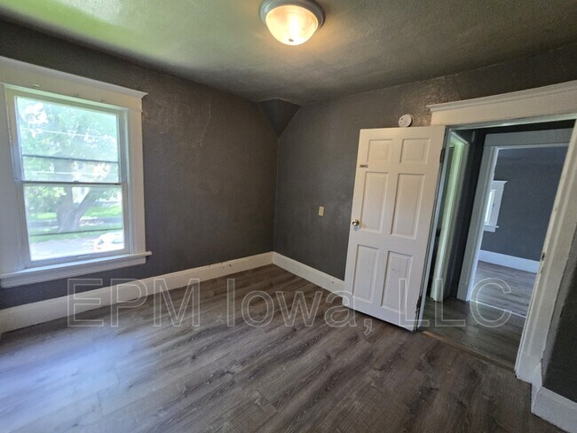 Building Photo - 402 Sunnyside Ave