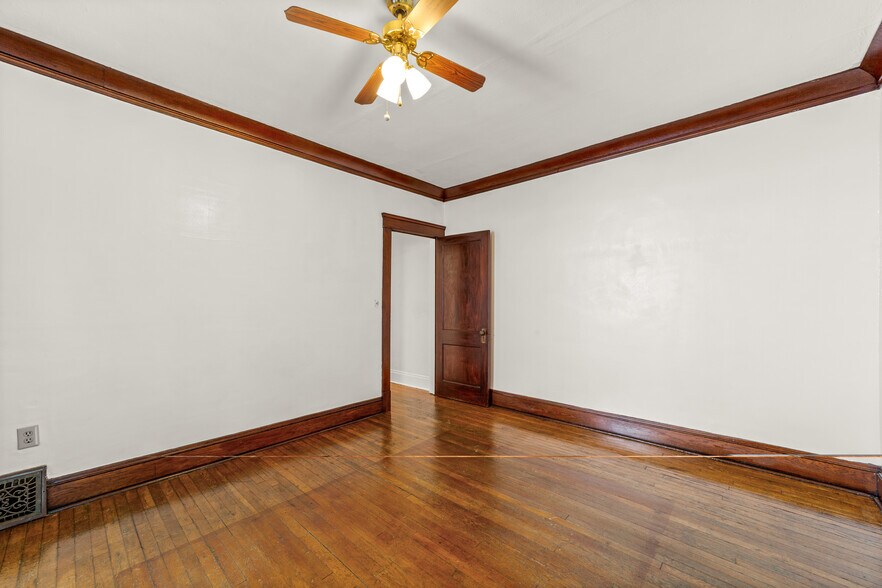 Dining Room - 11427 Clifton Blvd