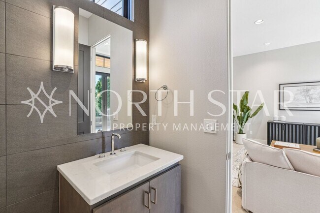 Building Photo - Luxury Living in the Heart of Lake Oswego: Stylish 3-Story Townhouse