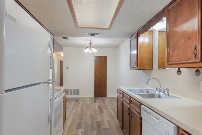 Building Photo - Spacious 2/1 Duplex in Central Taylor, Tx