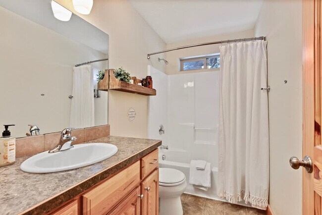 Building Photo - 816 Reedy Ln