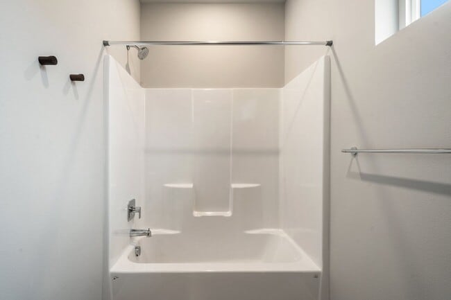 Building Photo - Newer 4-Bedroom Home in Bremerton