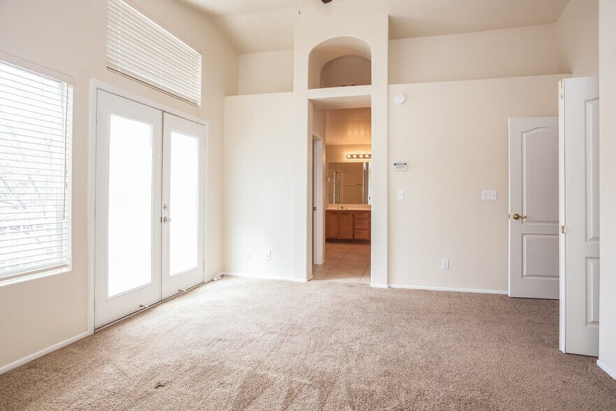 Building Photo - 2413 Bloomington Dr