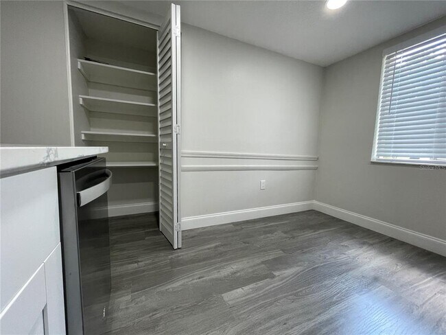 Building Photo - 211 Pine Ct